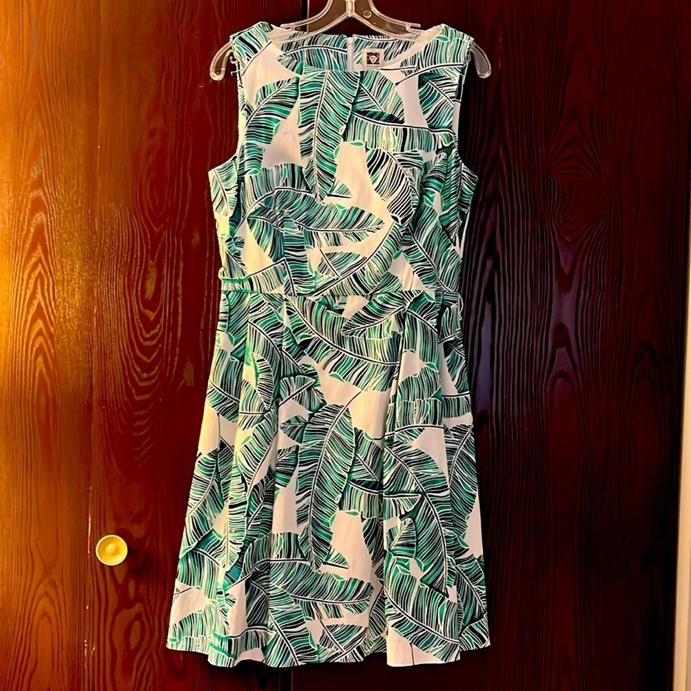 Anne Klein sleeveless white dress with large leaf pattern. Size 8